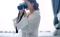 美女脱裤衩扒开尿口给男子摸